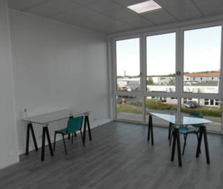 Bureau privé 15 m² 4 postes Location bureau Rue Le Verrier Aytré 17440 - photo 3